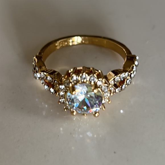 Beautiful crystal ring!  size 7, new - Picture 2 of 2